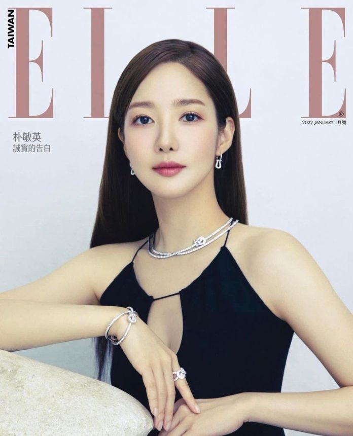ELLE TAIWAN magazine side cover  January 2022