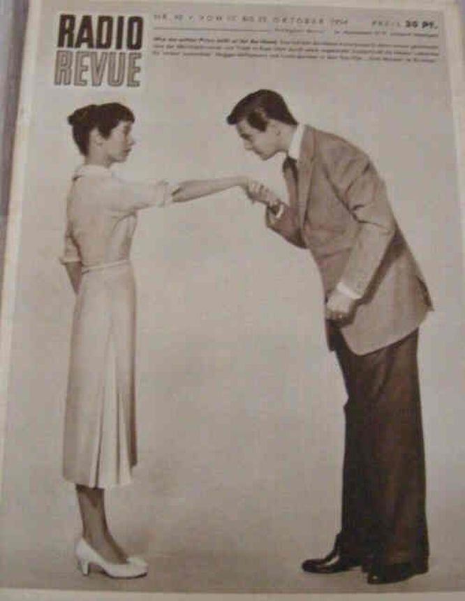 RADIO REVUE (AT) magazine side cover 23 October 1954