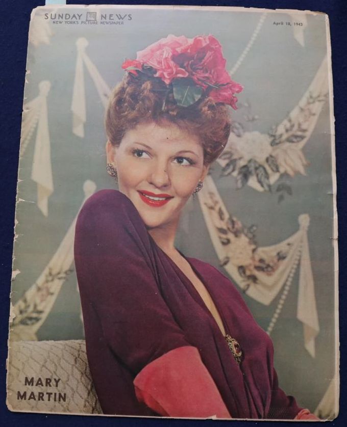 SUNDAY NEWS magazine side cover 18 April 1943