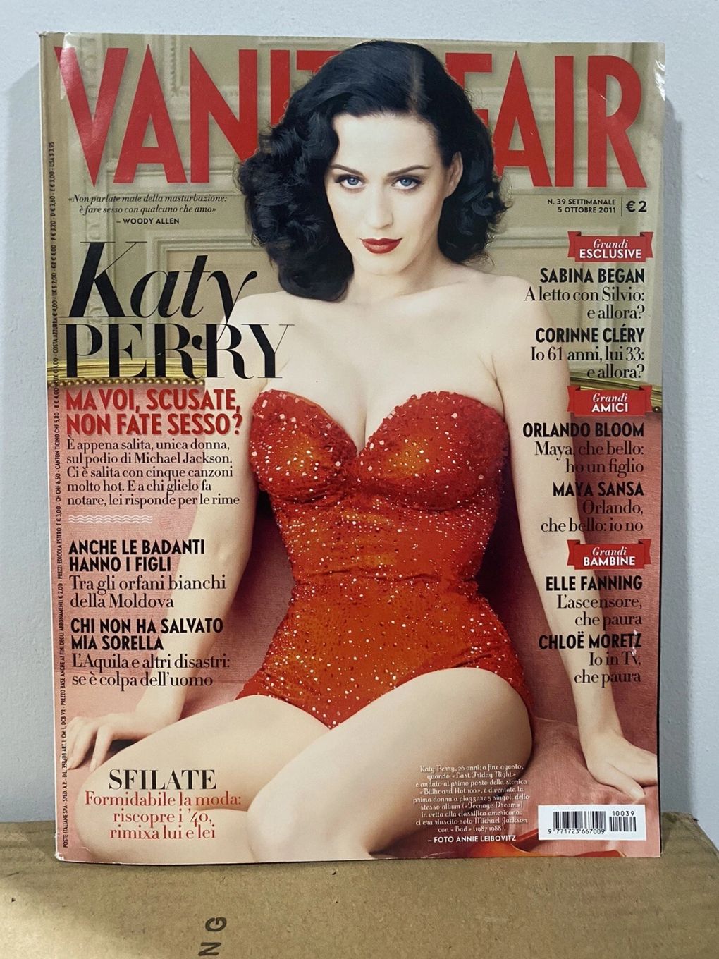 VANITY FAIR (Italy) magazine side cover Issue 39 5 October 2011