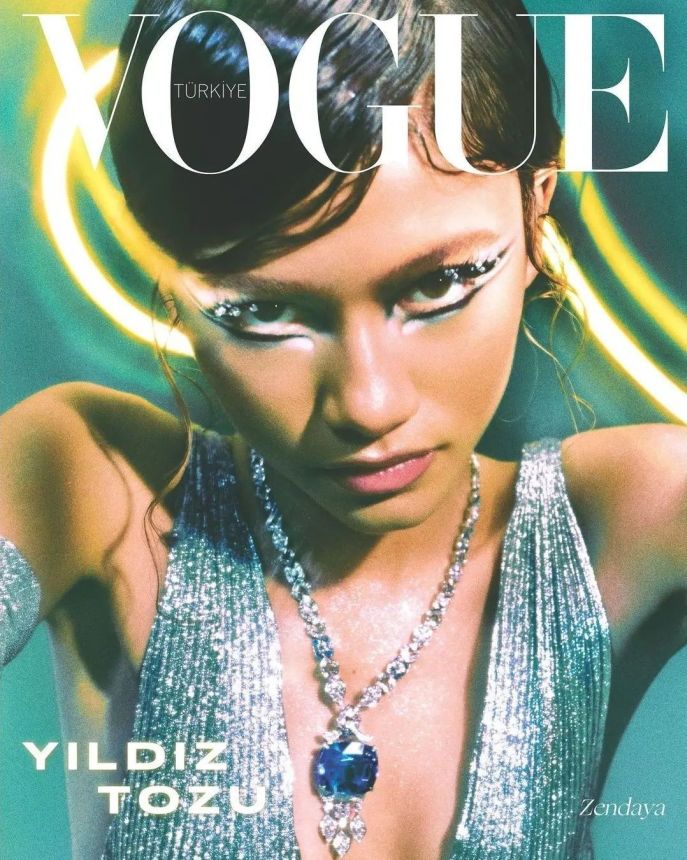 VOGUE TURKEY magazine side cover  August 2022