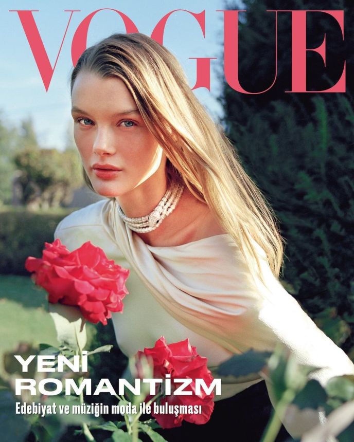 VOGUE TURKEY magazine side cover  November 2023
